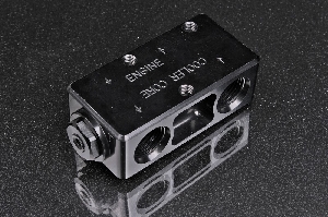 Купить Термостат проточный для маслянной линии 1xAN8,4xAN10 ORB, закрыт при 71С, открыт при 82С, черный AB88  Термостат проточный для маслянной линии 1xAN8,4xAN10 ORB, закрыт при 71С, открыт при 82С, черный AB88