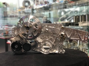 Пластина передняя для 2JZ-GTE с переносом ГУР, генератора 160A, вывода ОЖ под фитинг AN16, с креплениями для опор ДВС и систем сухого картера HGK 