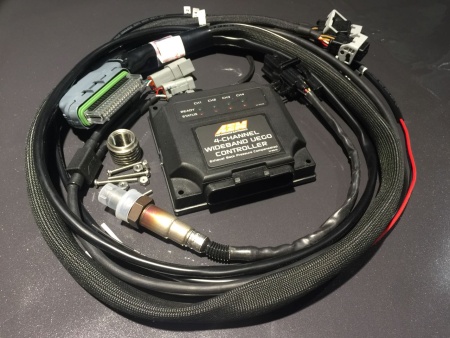 Купить Датчик состава смеси UEGO 4х канальный (универсальный широкополосный лямбда зонд) AEM 30-2340