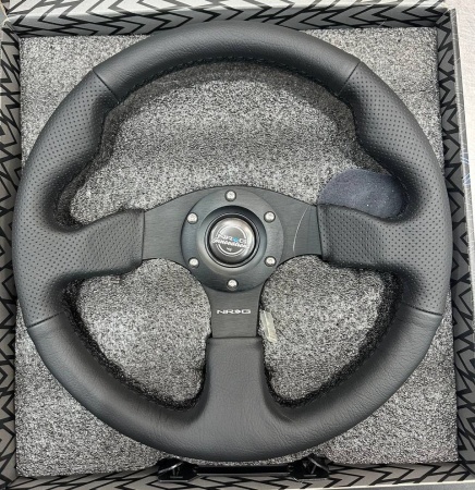 Купить Руль 320 мм, нулевой вылет, кожа, перфорация, черная нить NRG RST-012R